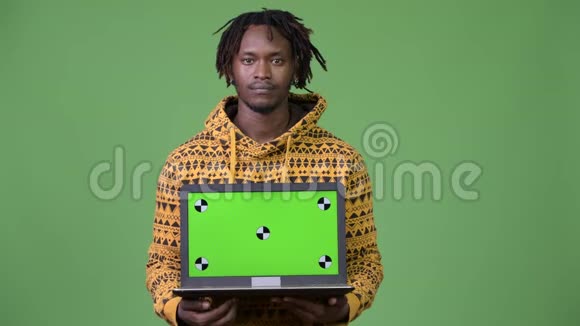 年轻英俊的非洲男人展示笔记本电脑视频的预览图