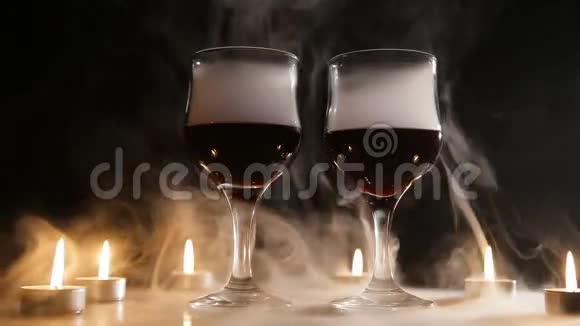 酒杯和在烟雾中燃烧的蜡烛视频的预览图