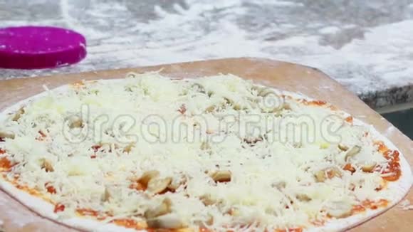 高清镜头厨师面包师做披萨的特写镜头视频的预览图