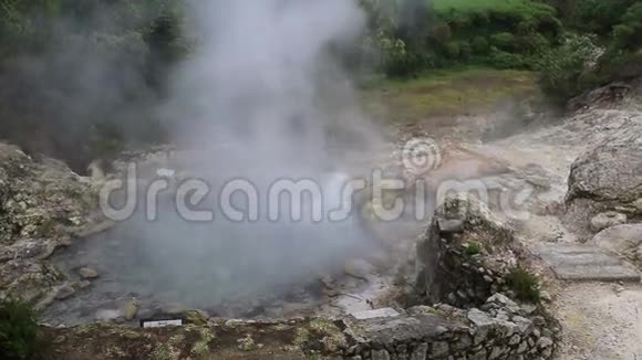 温泉与沸水在卡尔代拉斯在弗纳斯市圣米格尔岛亚速尔视频的预览图