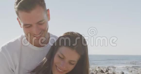 年轻的成年夫妇在海边放松视频的预览图