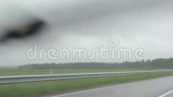 糟糕的天气状况在高速公路上开车下雨视频的预览图