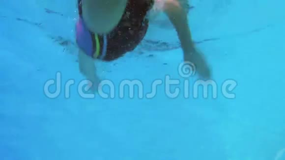 游泳池适合游泳者的低角度视角视频的预览图