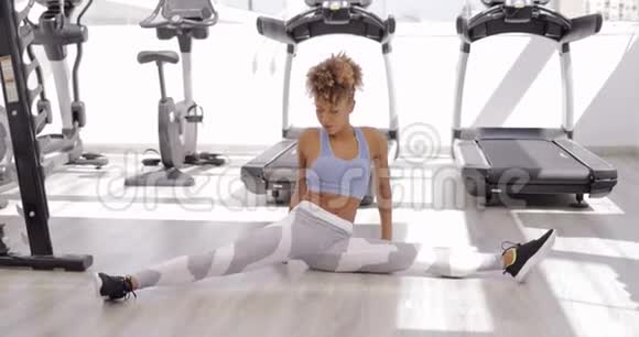 少数民族妇女在锻炼前热身视频的预览图