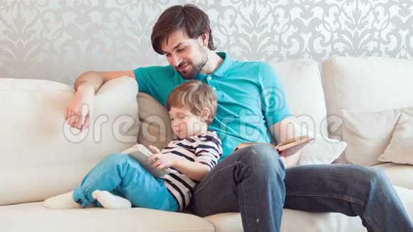 爸爸和儿子一起读书视频的预览图