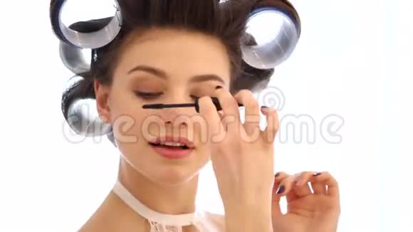 在室内化妆的女人视频的预览图