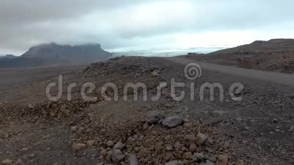 冰岛路的鸟瞰图视频的预览图