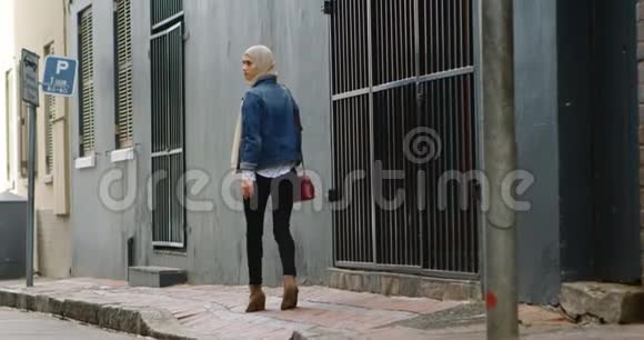 穿着头巾走在街上的女人视频的预览图