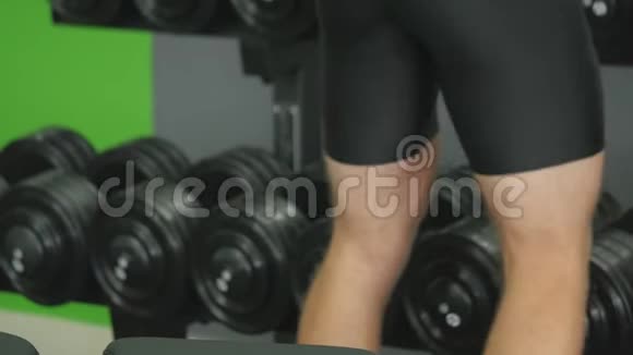 一个人在健身房锻炼手臂他举起哑铃锻炼二头肌视频的预览图