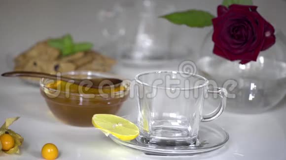 透明的一杯蜂蜜茶视频的预览图