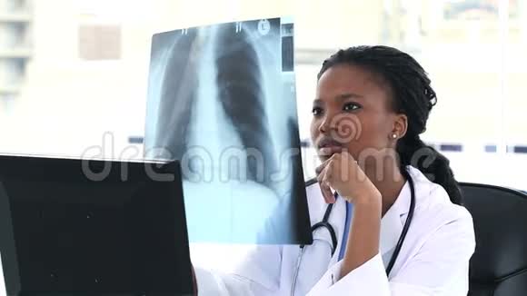 医生在看胸部X光片视频的预览图