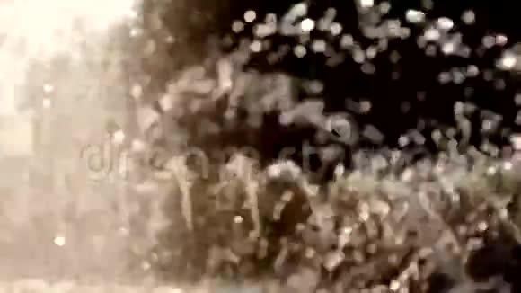Bokeh滴喷泉背光运动背景视频的预览图