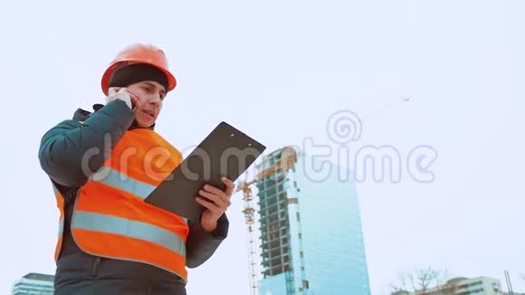 工程人咨询工地上的人手里拿着蓝图建筑检查员高级视频的预览图