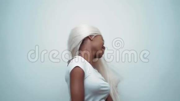 非洲性感女人白色头发视频的预览图