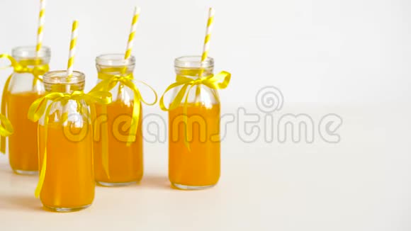 在装有吸管的玻璃瓶中加入果汁或柠檬水视频的预览图
