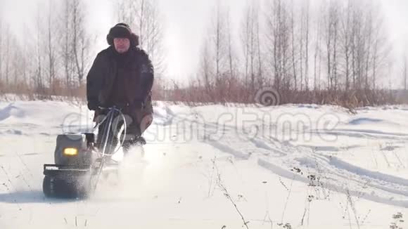 冬天人们骑着履带式迷你雪车穿过雪地视频的预览图