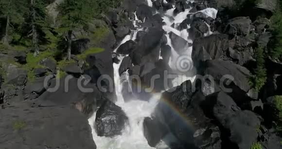 阿尔泰的乌恰瀑布有彩虹视频的预览图