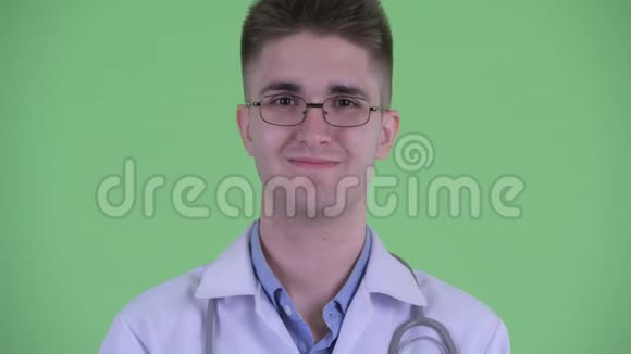年轻医生微笑的脸视频的预览图