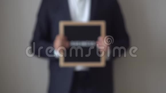 匿名商人手中文字板上的文字业务视频的预览图