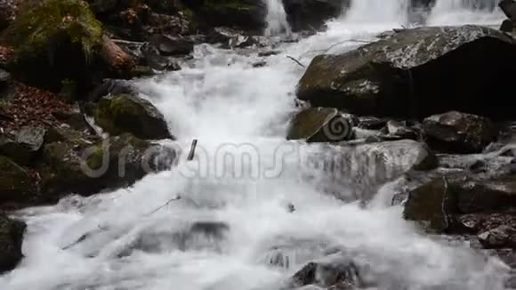 一串串纯净的山河在石头间视频的预览图