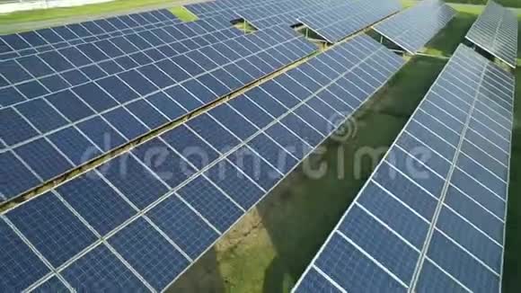空中无人机观看太阳能农场的太阳能电池板的绿色能源太阳能发电厂可再生能源发电厂视频的预览图