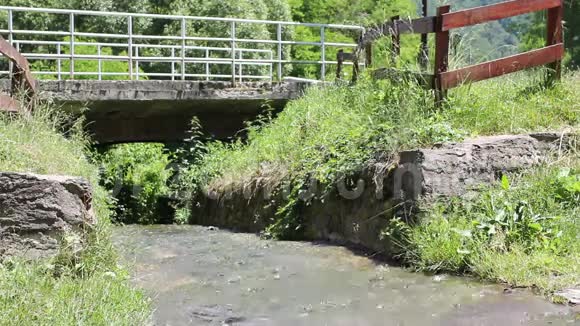 桥下小水流视频的预览图