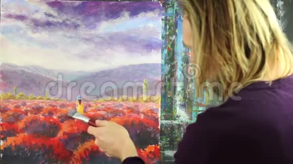 艺术家在画室里用画笔描绘美丽的图画视频的预览图