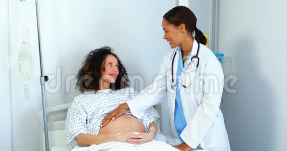 医生在病房检查孕妇视频的预览图