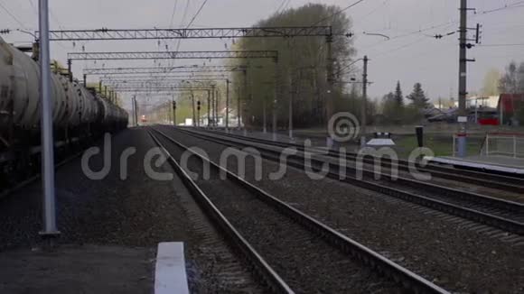 郊区火车到达视频的预览图