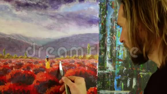 艺术家在画室里用画笔描绘一幅美丽的画视频的预览图