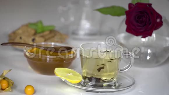 透明的一杯蜂蜜茶视频的预览图