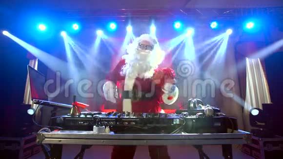 DJ圣诞老人把一些圣诞活动混在一起视频的预览图