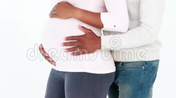 孕妇和有双臂的丈夫视频的预览图