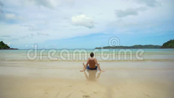 坐在海滩上的人视频的预览图