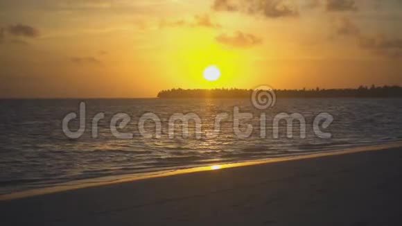 岛上金色的日落和海浪视频的预览图