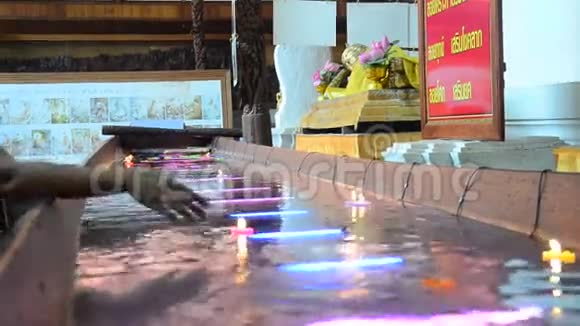 仪式祈祷彩色蜡烛漂浮在水面上祈祷佛陀视频的预览图