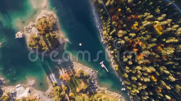湖秋森林阳光山在库马塞斯威兹兰空中4k视频的预览图