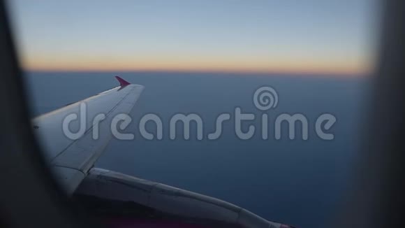 通过飞机窗口飞行飞机机翼的视图视频的预览图