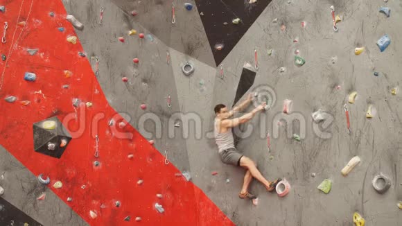 在攀岩墙上挑战年轻人视频的预览图