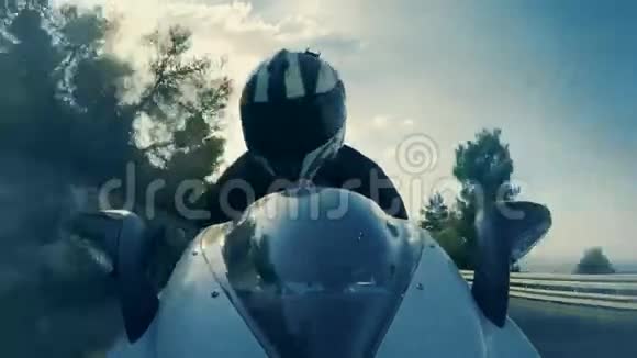 骑白色运动摩托车的人视频的预览图