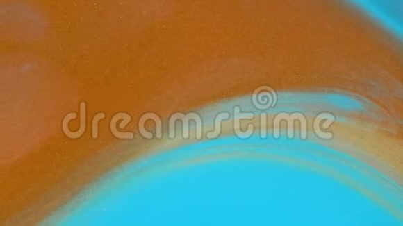 五颜六色的金沙有机地在五颜六色的液体中移动视频的预览图