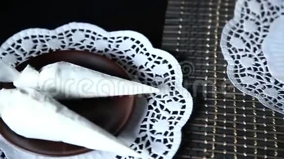 女性用自制的糕点袋装饰姜饼丝袜视频的预览图