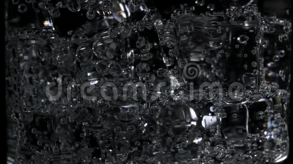 有气泡的水的视频视频的预览图