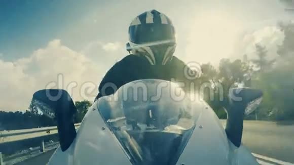 骑白色运动摩托车的人视频的预览图