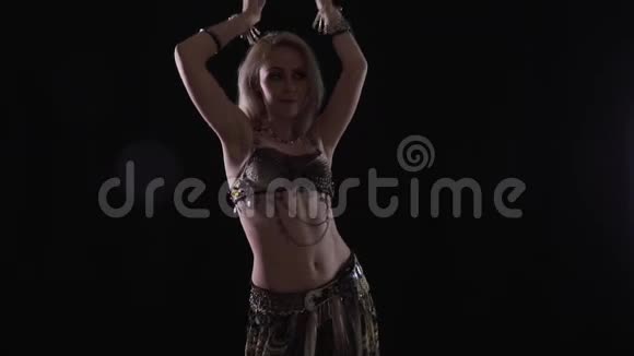 一位穿着传统服装的年轻金发女子在东部的感性舞蹈视频的预览图