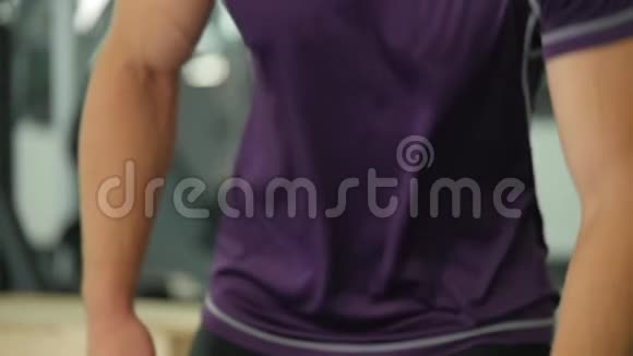 一个人在健身房锻炼手臂他举起哑铃锻炼二头肌视频的预览图