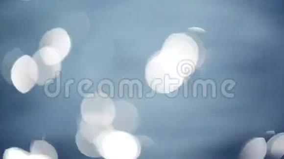 太阳中波浪和光粒子闪烁的抽象水面波克视频的预览图