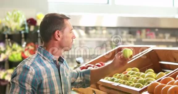 人在超市里摘水果视频的预览图
