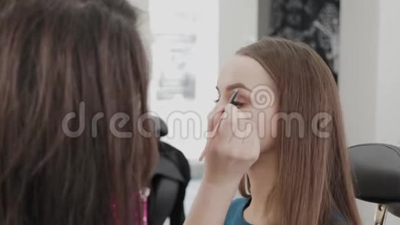 专业化妆师女士在调色板上搅拌化妆霜视频的预览图