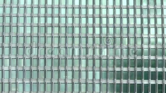 办公大楼窗户的云彩反射视频的预览图